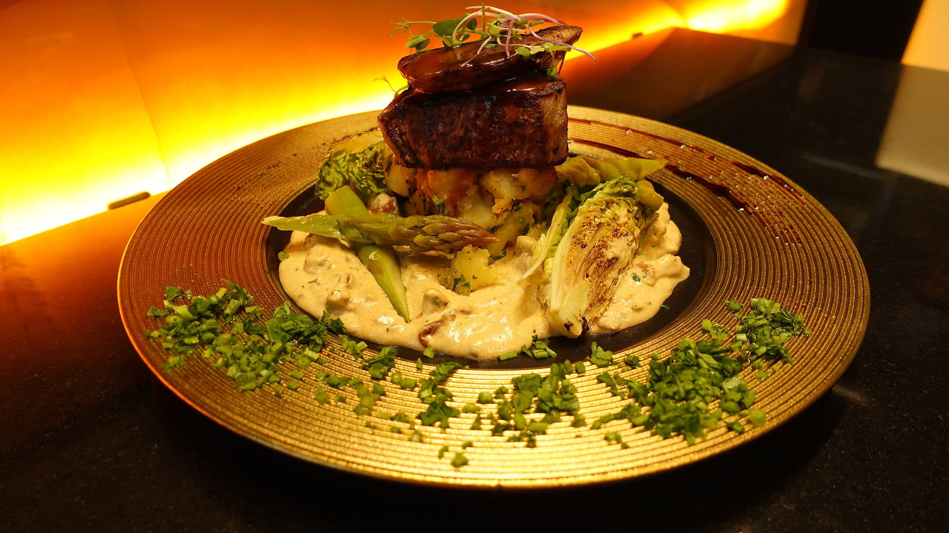 Séf által tálalt fogás — arany tányéron tálalt steak